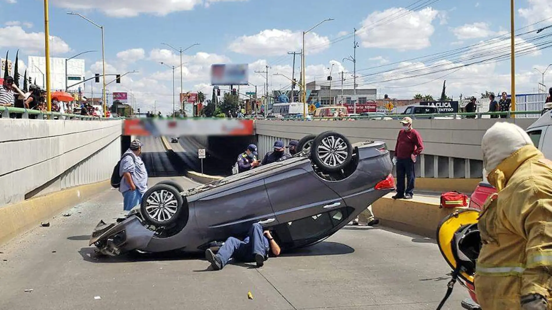 auto volcado en paso a desnivel